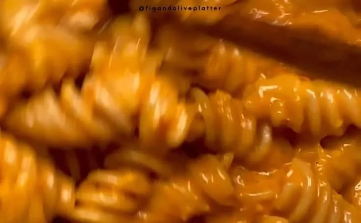 Vegan creamy spicy fusilli